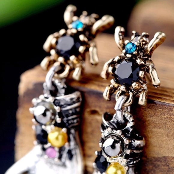 Spider Earrings With Dangling Hands - Picture 5 of 8